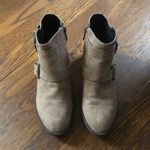 Kenneth Cole reaction Gray suede ankle booties